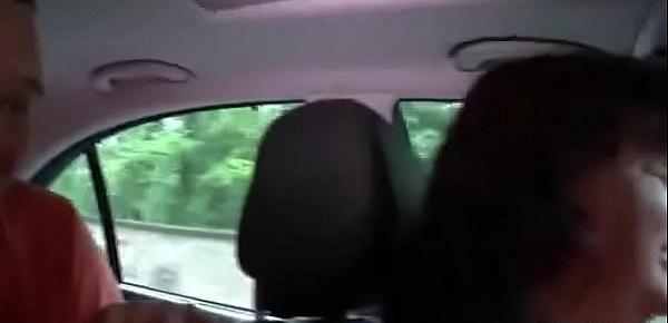 MILF Taxifahrerin leasst sich von Kunden im Auto ficken